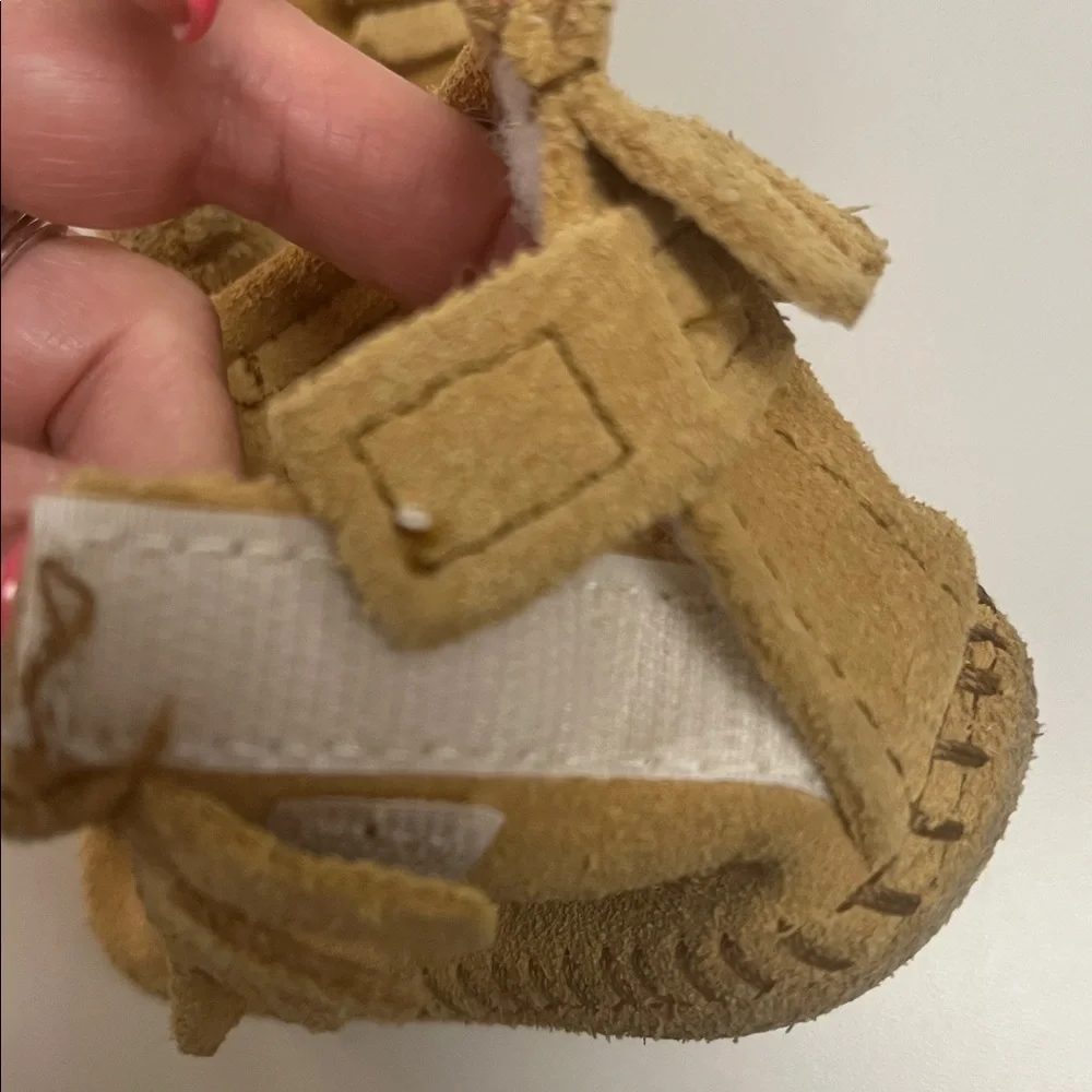 Minnetonka Tan Baby leather Moccasins with Fringe preowned size 4 unisex item